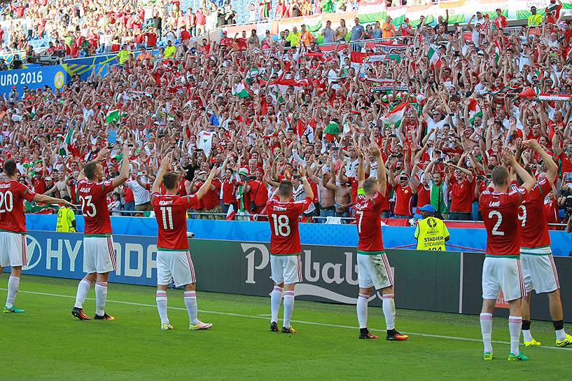 Болельщики сборной Венгрии благодарят свою команду за выход в play-off чемпионата Европы