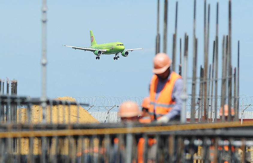 По мнению юристов, желанию Минтранса избавиться от мешающих развитию аэропортов строек и построек пока противостоит Конституция — но проблему решать все равно нужно