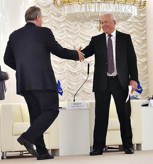 Заместитель председателя правительства России Дмитрий Рогозин (слева) и генеральный директор «Ростеха» Сергей Чемезов