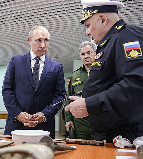 Слева направо: президент России Владимир Путин, министр обороны России Сергей Шойгу, командующий Тихоокеанским флотом адмирал Сергей Авакянц