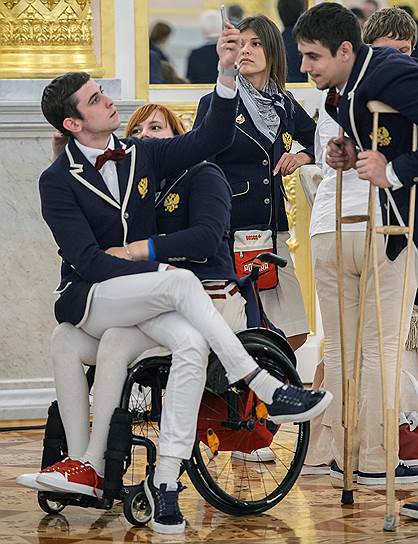 Этот юноша просидел на коленях у девушки все полтора часа, что паралимпийцы ждали в Александровском зале