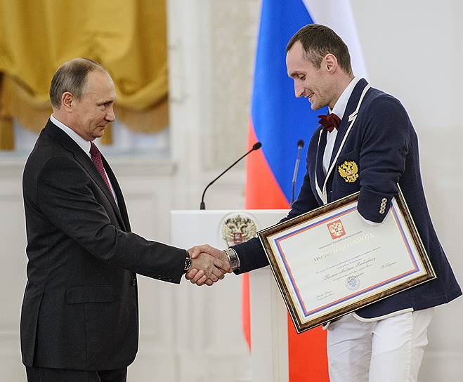 Владимир Путин минут двадцать вручал паралимпийцам почетные грамоты
