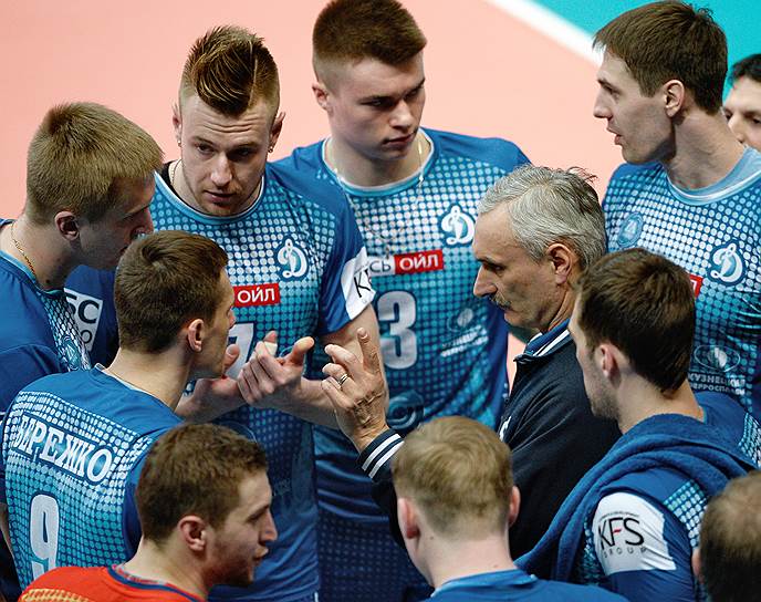 Бывший тренер сборной России по волейболу Юрий Маричев (в центре) 
