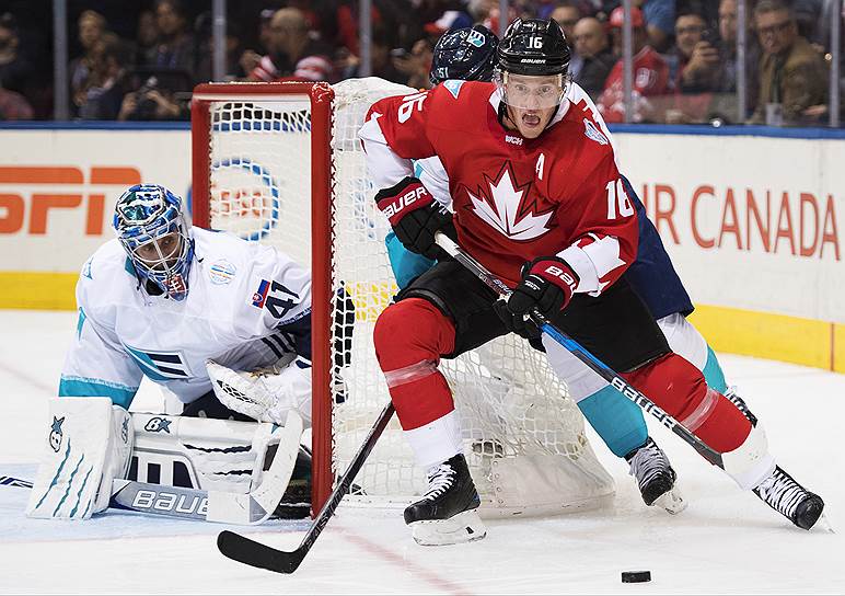 Хоккеисты сборной Канады (в красной форме — Джонатан Тейвз) провели первый матч финала в среднем темпе, но все равно уверенно победили