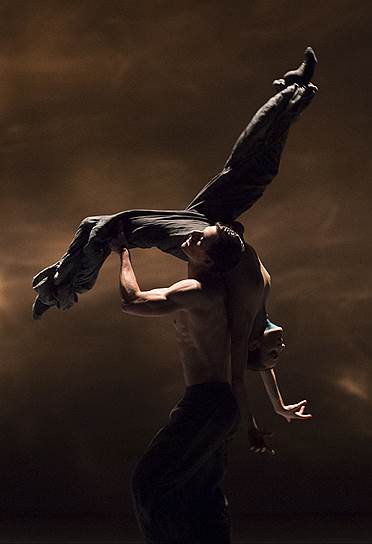 По задумке хореографа Кристал Пайт танцевальные трансформации должны олицетворять переменчивость природы