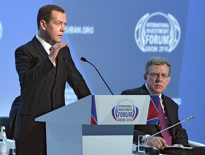 Премьер-министр Дмитрий Медведев (слева) и глава Центра стратегических разработок Алексей Кудрин на форуме Сочи-2016 несколько по-разному обосновали необходимость перехода от работы по поручениям к управлению по результатам