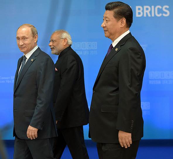 Слева направо: президент России Владимир Путин, премьер-министр Республики Индия Нарендра Моди и председатель Китайской Народной Республики Си Цзиньпин