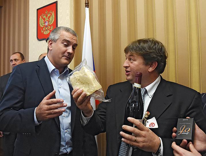 Глава республики Крым Сергей Аксенов (слева) и депутат регионального парламента Венето Стефано Вальдегамбери
