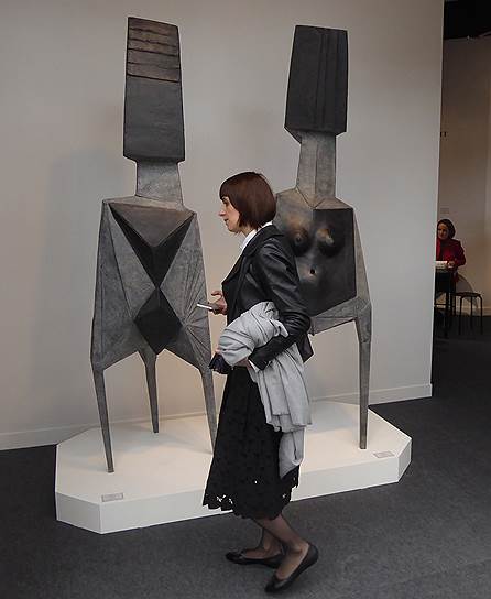 &quot;Высокий человек: мужчина и женщина&quot; британского скульптора Линна Чедвика (1914-2003) на стенде галереи Landau Fine Art
