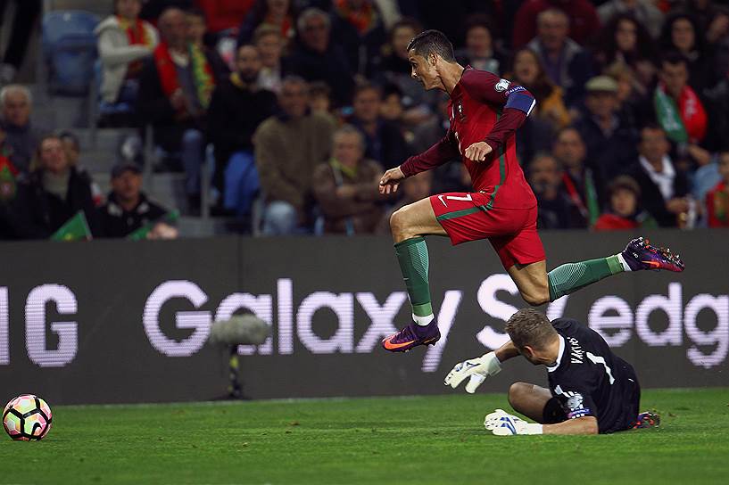 Лидер сборной Португалии Криштиану Роналду (№7) в четырех матчах отборочного турнира чемпионата мира 2018 года забил семь мячей