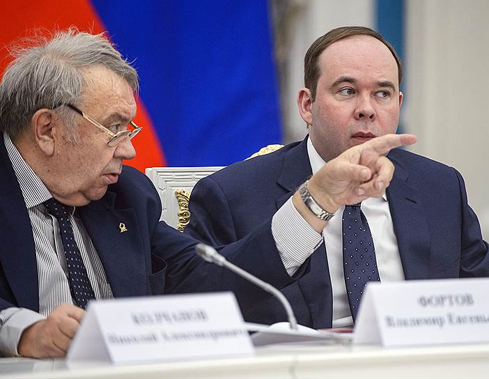 Президент РАН Владимир Фортов (слева) и руководитель администрации президента России Антон Вайно (справа)