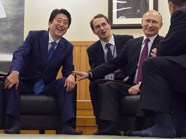 Меморандум о посещении российских заводов японскими экспертами был подписан по итогам встречи Синдзо Абэ (слева) и Владимира Путина 15–16 декабря 2016 года в Токио