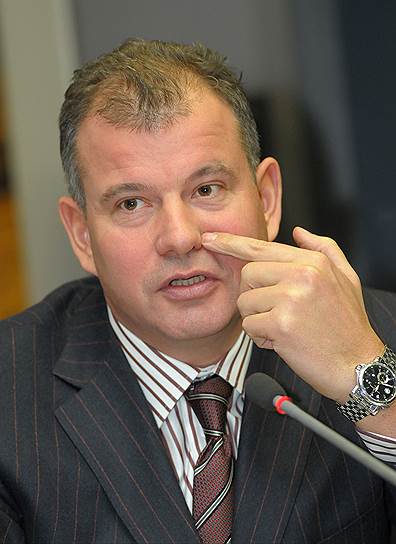 Бывшему заместителю начальника петербургского УБЭП Борису Коревскому теперь инкриминируется не только контрабанда элитного алкоголя, но и мошенничество