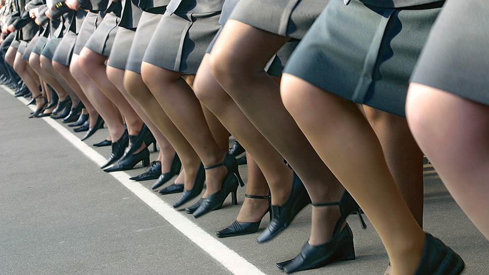 Женщины полицейские в юбках