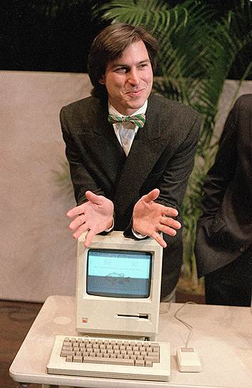 Изделия Apple, которые помнят Стива Джобса (на фото он с компьютером 1984 года) совсем молодым, становятся дорогим антиквариатом