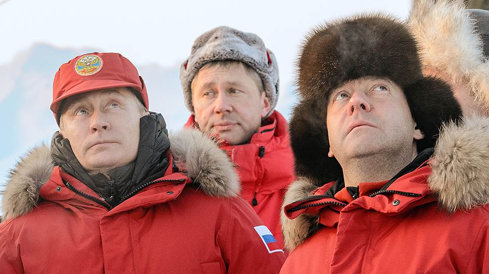 Зачем на форуме в Арктике Владимир Путин водил подчиненных в ледяную пещеру