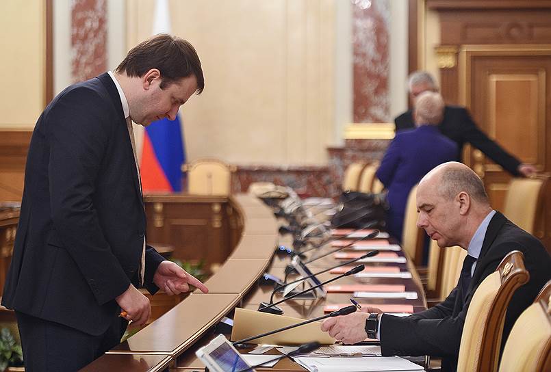 Министр финансов Антон Силуанов (справа) посчитал, сколько и кому будет стоить в рублях налоговая идея министра экономики Максима Орешкина