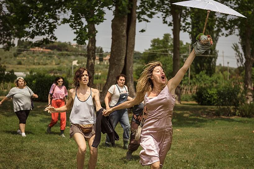 Фестиваль открылся фильмом Паоло Вирдзи «Как чокнутые» — комедией о беглых узницах психлечебницы