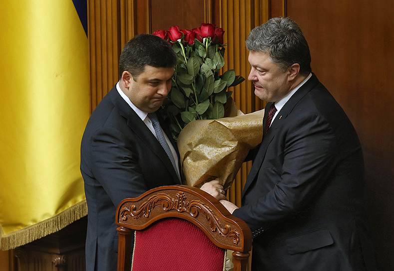 Если президент Петр Порошенко (справа) согласится на отставку премьера Владимира Гройсмана, это может привести к досрочным парламентским выборам