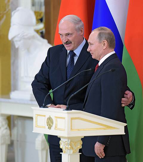 Демонстрация дружеских чувств опять помогает президенту Белоруссии Александру Лукашенко (слева) закрыть дыру в бюджете страны
