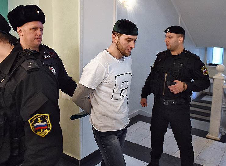 Фигурант дела об убийстве Бориса Немцова Шадид Губашев (в центре) не признал показания, данные им на следствии