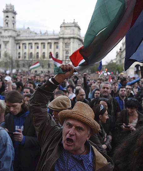 Закон, направленный против созданного Джорджем Соросом университета, спровоцировал в Будапеште массовые акции протеста