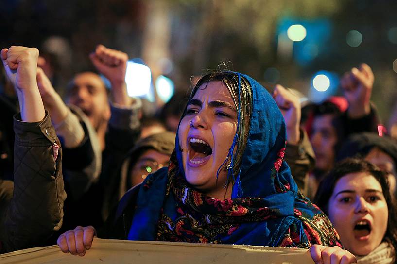 Противники укрепления единоличной власти президента Реджепа Тайипа Эрдогана проводят в крупных городах Турции массовые акции протеста