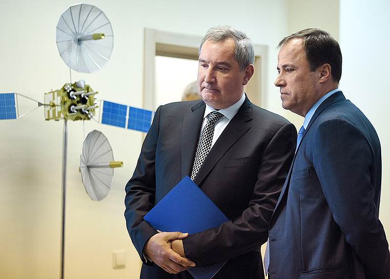 Дмитрий Рогозин (слева) и Игорь Комаров нашли место для системы «Гонец» в системе «Роскосмоса»