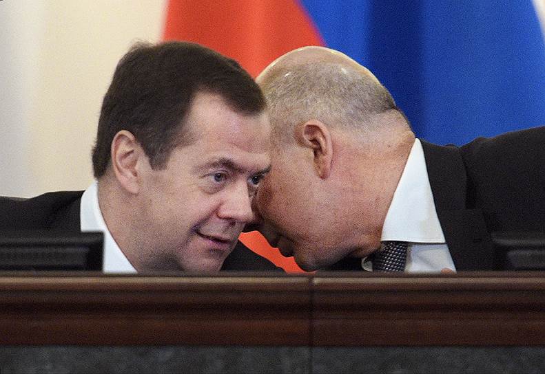 Председатель правительства Дмитрий Медведев и глава Минфина Антон Силуанов (справа) сошлись в позитивных оценках эффективности действий министерства