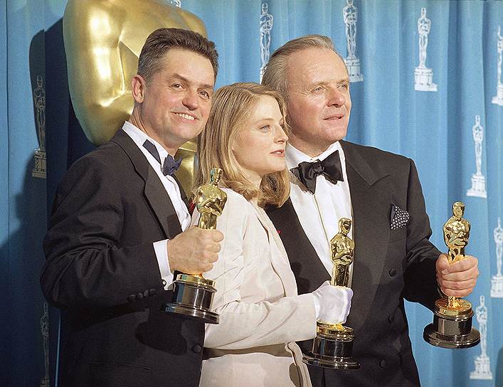 Знаменитым Джонатана Демми (слева) сделало «Молчание ягнят», принесшее также «Оскаров» Энтони Хопкинсу (справа) и Джоди Фостер (в центре)