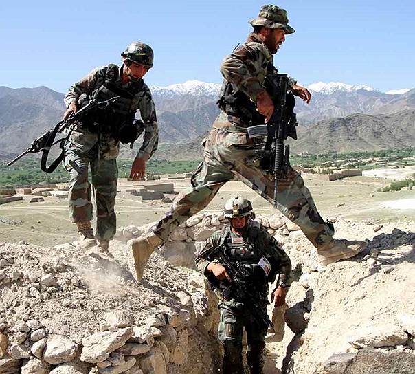 И США, и Россия оказывают поддержку афганским военным (на фото), но во взглядах на причины дестабилизации ситуации в стране кардинально расходятся