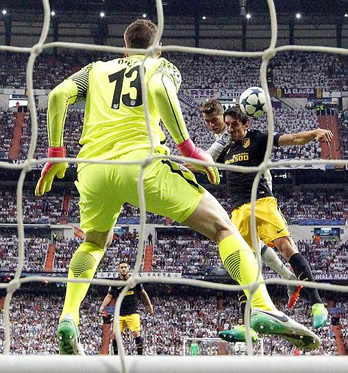 Первый гол Криштиану Роналду (в центре) в ворота «Атлетико» позволил нападающему «Реала» стать первым игроком, забившим 50 голов в матчах play-off Лиги чемпионов