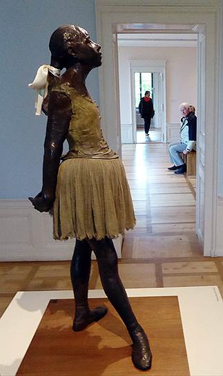 «Маленькая 14-летняя танцовщица» — единственная скульптура Эдгара Дега, показанная при жизни художника и проклятая публикой за бесстыдство,— среди шедевров коллекции Бюрле