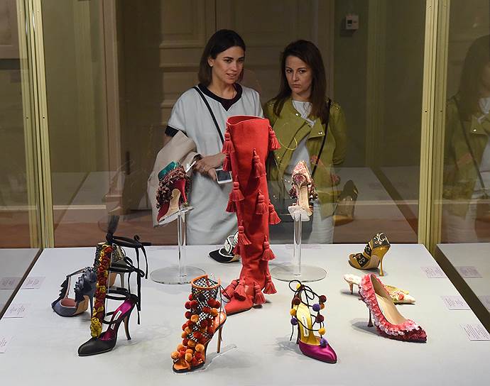 Эрмитаж устроил выставку туфель Маноло Бланика, достойную бутика, а не музея