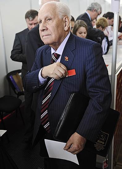 Анатолий Лукьянов уступает место в партийном руководстве молодым