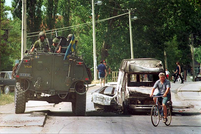 Обострение ситуации на Балканах вынудило международных посредников действовать активнее, дабы избежать повторения трагических событий конца прошлого века (на фото: шведские миротворцы в 2000 году в Грачанице — сербском анклаве в Косово)