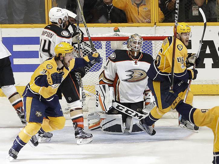 «Нэшвилл» (в желтой форме) впервые в своей истории вышел в финал play-off чемпионата НХЛ