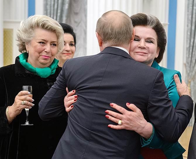 Валентина Терешкова думала, что это она обнимает Владимира Путина. А на самом деле это Владимир Путин обнимал Валентину Терешкову