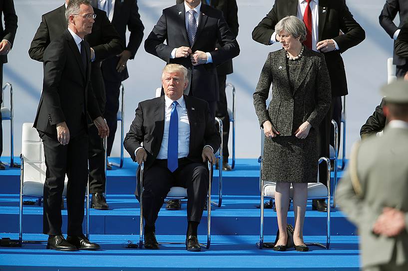 Слева направо: генсек НАТО Йенс Столтенберг, президент США Дональд Трамп, премьер-министр Великобритании Тереза Мэй