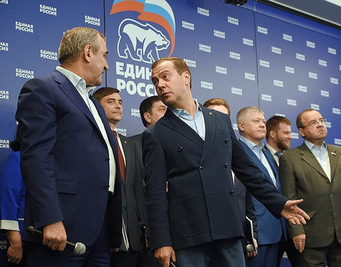 Секретарь генсовета партии Сергей Неверов (слева) и ее председатель Дмитрий Медведев остались довольны результатами праймериз