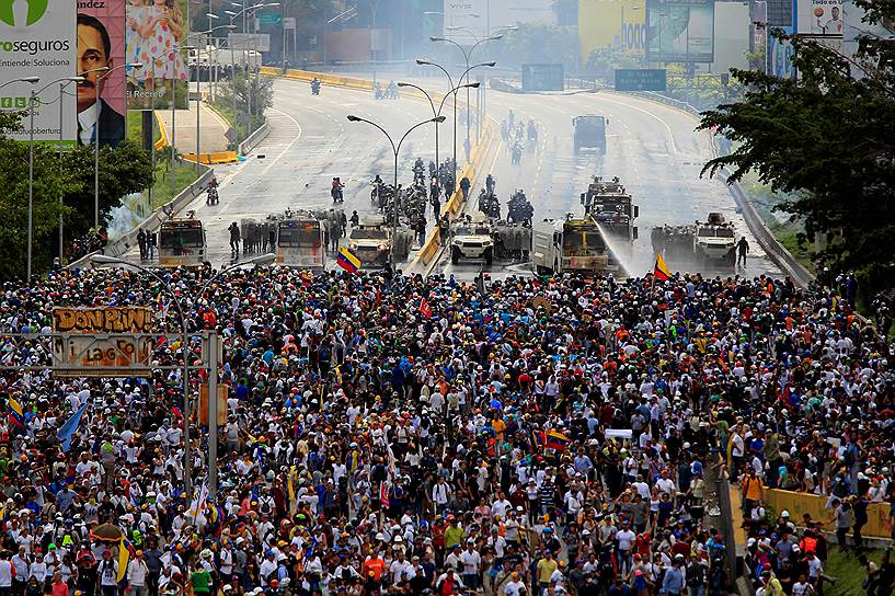 Провал дипломатических усилий по урегулированию венесуэльского кризиса спровоцировал очередной виток уличного противостояния: противники Николаса Мадуро уже анонсировали новые акции протеста