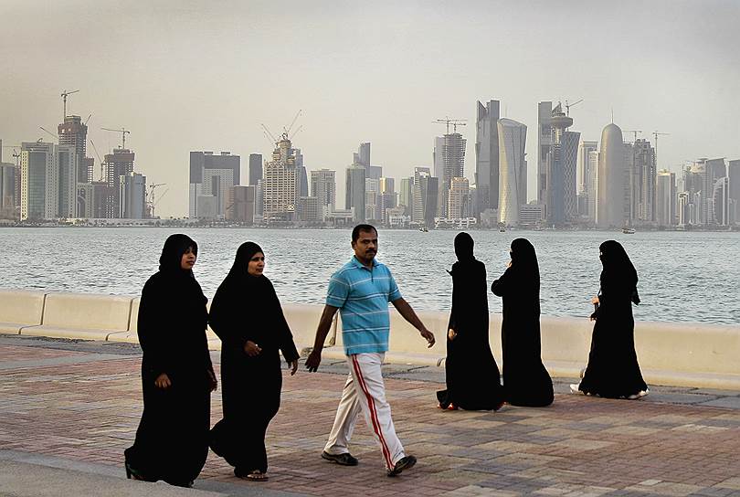 Более 80% жителей страны — рабочие мигранты. В Катаре один из самых низких уровней безработицы в мире (0,2% по итогам 2016 года)