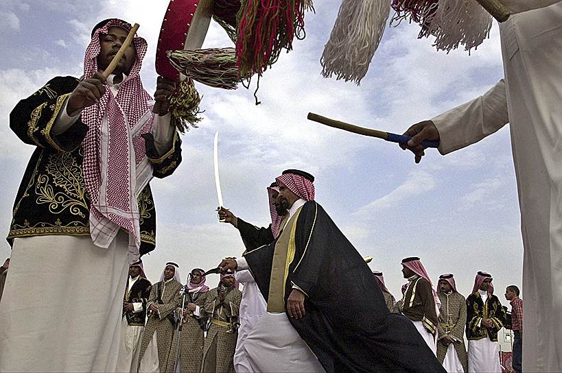 Официальный язык Катара — арабский. Государственная религия — ислам суннитского толка. Форма правления — абсолютная монархия. С 2013 года во главе государства стоит эмир Тамим бен Хамад Аль Тани