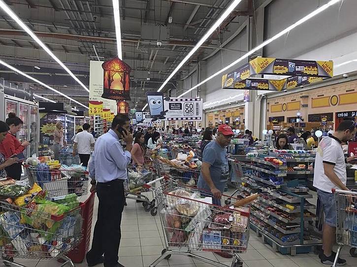 Большая часть продовольствия в Катар импортируется через Саудовскую Аравию. После объявления о закрытии границы между государствами, жители Катара начали массово скупать продукты в магазинах