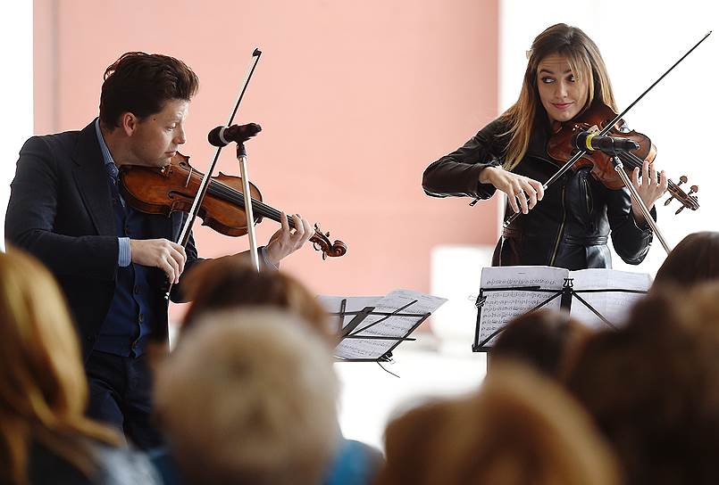 Юлиан Рахлин и Сара Макелрави приняли участие в завершавшем фестиваль «Музыкальном променаде»