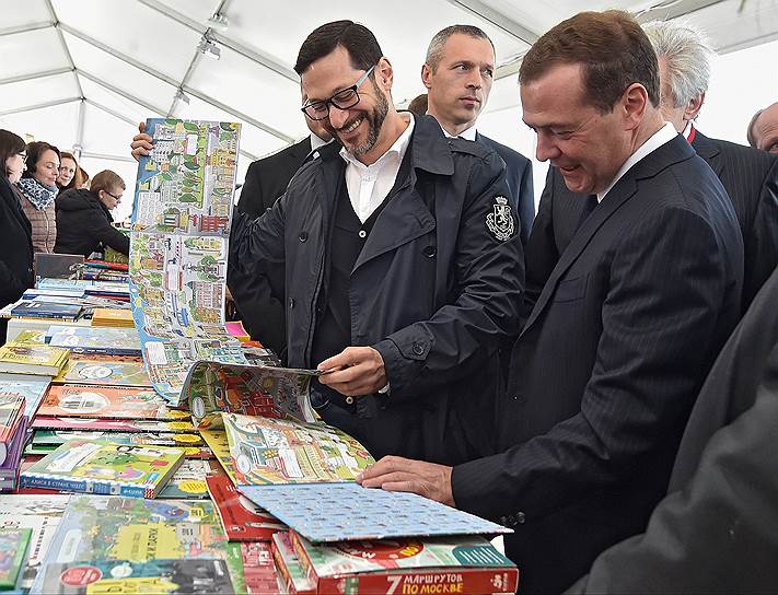 Книгоиздатель Александр Альперович (слева) на примере своей продукции показал Дмитрию Медведеву, какими должны быть детские книжки в России