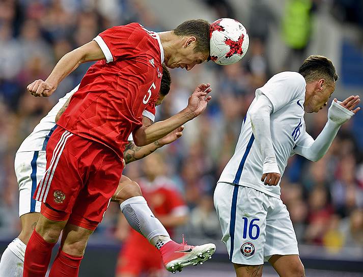 Защитник сборной России Виктор Васин (в красной форме) ответил чилийцам ударом на удар