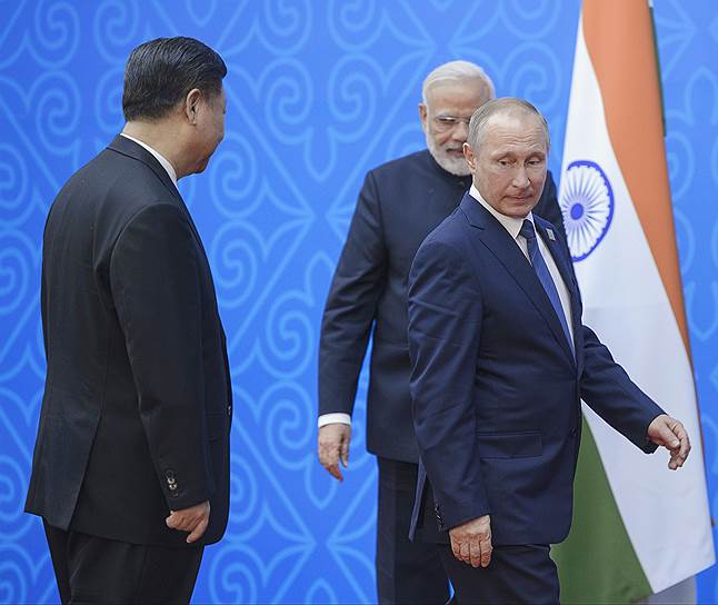 Слева направо: председатель КНР Си Цзиньпин, премьер-министр Индии Нарендра Моди и президент России Владимир Путин  