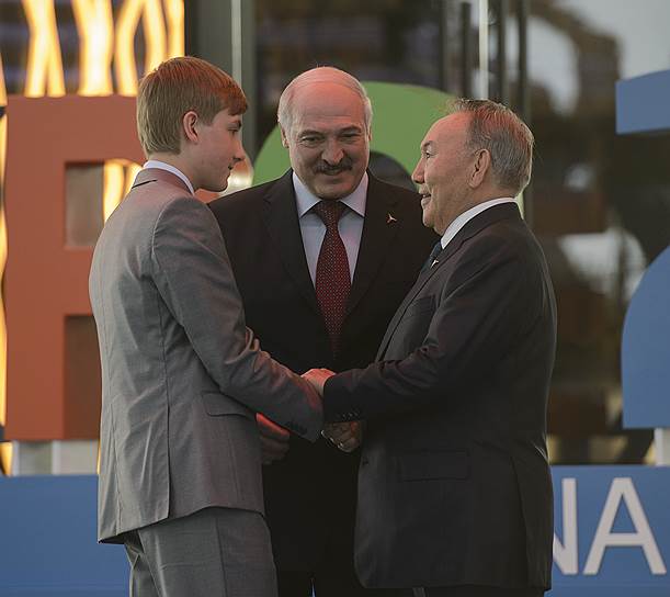 Президент Казахстана Нурсултан Назарбаев (справа) и президент Белоруссии Александр Лукашенко (в центре) с сыном Николаем
