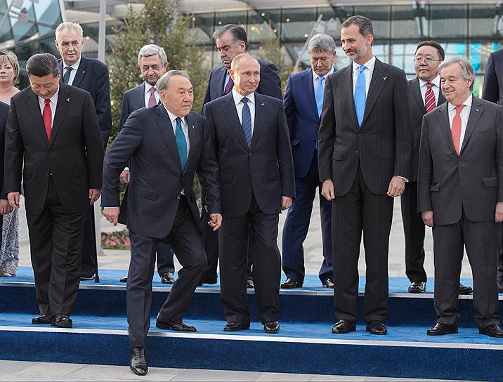 Слева направо: председатель КНР Си Цзиньпин, президент Казахстана Нурсултан Назарбаев, президент России Владимир Путин 